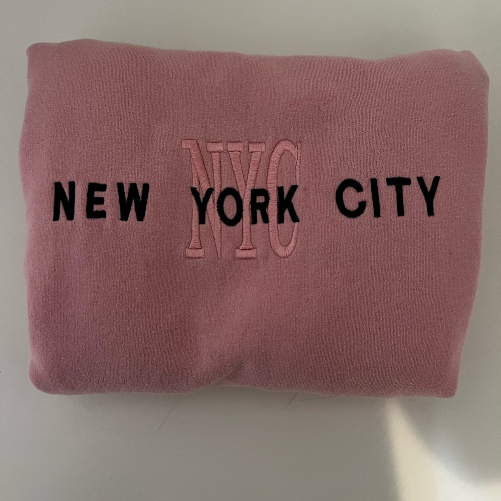Vintage embroidered New York pink crewneck! Size medium